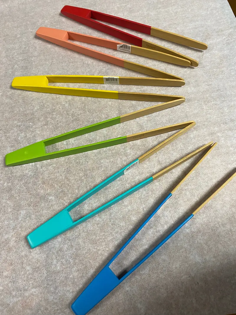 Port-Style Magnetic Serving Tongs – Assorted Colors 1